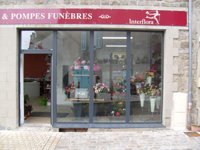 Vitrine du magasin Montjoffre fleurs  Ahun